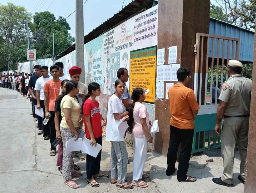 शहर के कल्पना चावला राजकीय महिला बहुतकनीकी संस्थान के बाहर नीट परीक्षा को लेकर तैनात फोर्स।