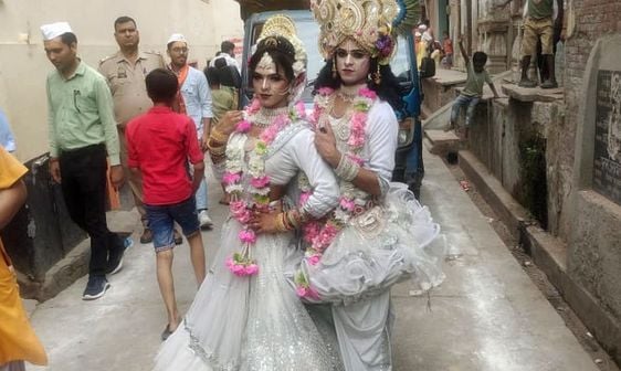 उझानी में परशुराम शोभायात्रा में शामिल लोग। संवाद