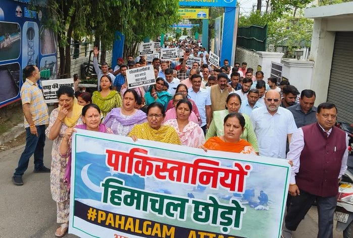 उपायुक्त को ज्ञापन सौंपते पूर्व मंत्री राकेश पठानिया और जिला भाजपा ऊना के पदाधिकारी। -संवाद