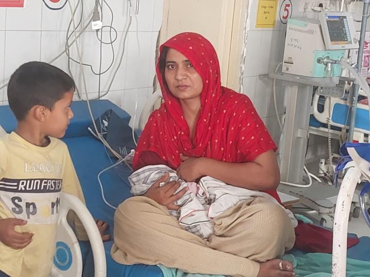 अग्रोहा में झाड़ियों में मिली नवजात बच्ची। अग्रोहा में झाड़ियों में मिली नवजात बच्ची।