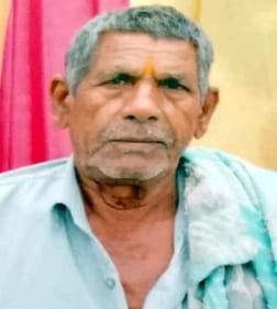 बढापुर केग्राम कुंजेटा में वृद्ध दंपती की जलकर हुई मौत की घटना के बाद मौके पर जमा भीड़। संवाद
