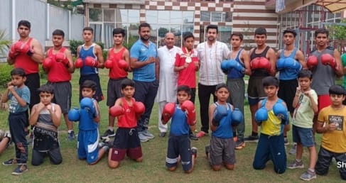 फोटो 02- सोनीपत की विकास बॉक्सिंग अकादमी में प्रबंधन व खिलाड़ियों के साथ एशियन बॉक्सिंग चैंपियन फोटो 02- सोनीपत की विकास बॉक्सिंग अकादमी में प्रबंधन व खिलाड़ियों के साथ एशियन बॉक्सिंग चैंपियन