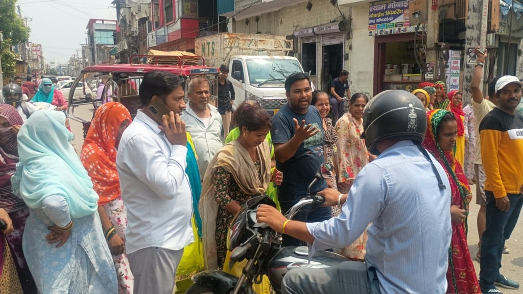 फोटो 03: सोनीपत लघु सचिवालय परिसर में काम बंद करके धरनास्थल पर नारेबाजी करते पंप ऑपरेटर। संवाद फोटो 03: सोनीपत लघु सचिवालय परिसर में काम बंद करके धरनास्थल पर नारेबाजी करते पंप ऑपरेटर। संवाद