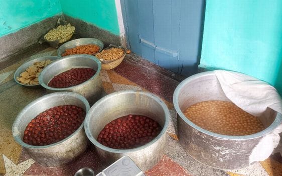 इस्लामनगर के गांव नूरपुर पिनौनी में मृतका दीक्षा की मौत के बाद घर पर जुटी महिलाएं। संवाद इस्लामनगर के गांव नूरपुर पिनौनी में मृतका दीक्षा की मौत के बाद घर पर जुटी महिलाएं। संवाद