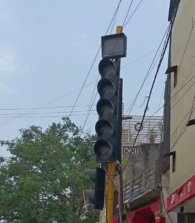 इंद्रा चौक पर बंद पड़ी ट्रैफिक लाइटें। संवाद