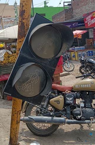 इंद्रा चौक पर बंद पड़ी ट्रैफिक लाइटें। संवाद