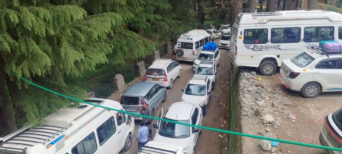 मनाली में डूगंरी सड़क पर लगा पर्यटक वाहनो का लंबा जाम।-संवाद मनाली में डूगंरी सड़क पर लगा पर्यटक वाहनो का लंबा जाम।-संवाद