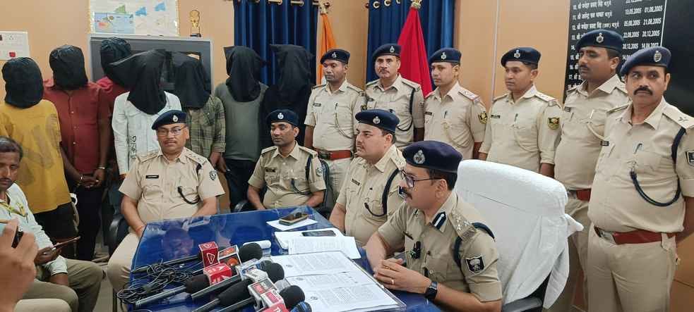 पुलिस उपलब्धि की जानकारी देते डीआईजी मनोज कुमार व अन्य। पुलिस उपलब्धि की जानकारी देते डीआईजी मनोज कुमार व अन्य।