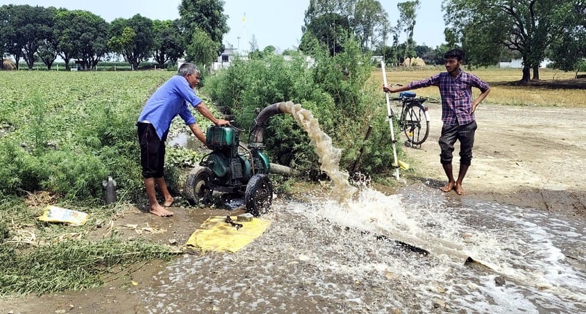 पुवायां के गुटैया क्षेत्र में ब्लाइट बीमारी लगने से सूखी फसल में भर गया बरसात का पानी। संवाद पुवायां के गुटैया क्षेत्र में ब्लाइट बीमारी लगने से सूखी फसल में भर गया बरसात का पानी। संवाद