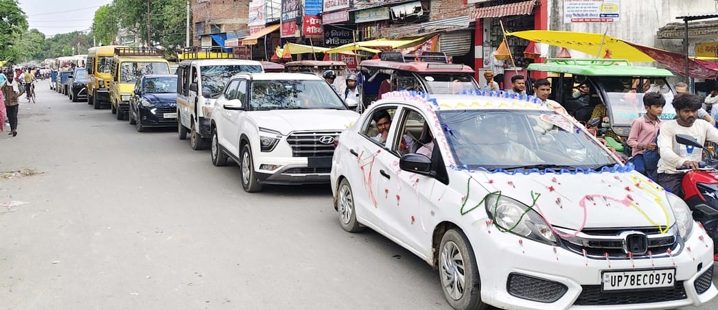 पुवायां में राजीव चौक के पास लगे जाम में फंसे लोग। संवाद
