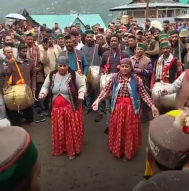 रोहडू के खशाधार में मंदिर की प्राण प्रतिष्ठा के समापन अवसर पर रोहडू के खशाधार में मंदिर की प्राण प्रतिष्ठा के समापन अवसर पर