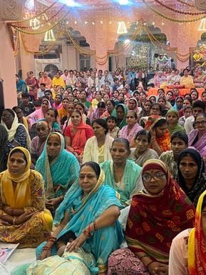 अंबाला छावनी के सनातन धर्म मंदिर में कथा सुनाती बाल योगिनी 1008 महामण्डलेश्वर करूणागिरी महाराज। अंबाला छावनी के सनातन धर्म मंदिर में कथा सुनाती बाल योगिनी 1008 महामण्डलेश्वर करूणागिरी महाराज।