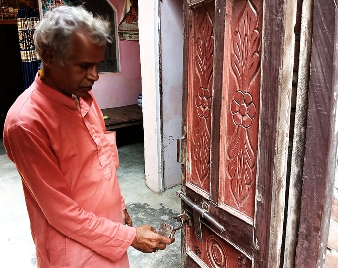 बरेली मोड़ स्थित शांतिकुंज कॉलोनी में घटना की जानकारी देतीं माया देवी। संवाद