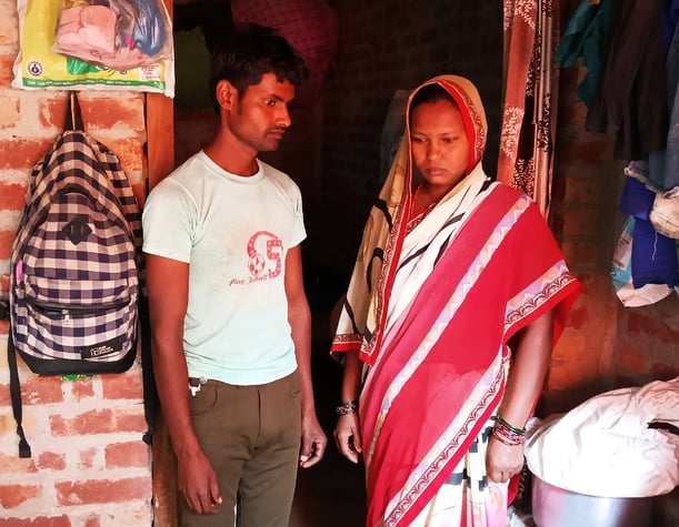 बरेली मोड़ स्थित शांतिकुंज कॉलोनी में घटना की जानकारी देतीं माया देवी। संवाद