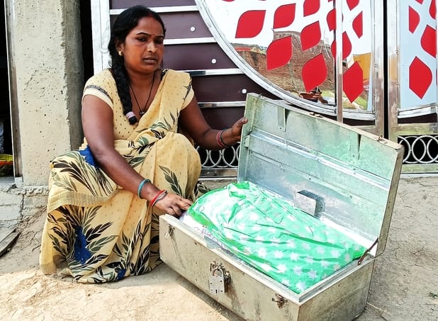 बरेली मोड़ स्थित शांतिकुंज कॉलोनी में घटना की जानकारी देतीं माया देवी। संवाद