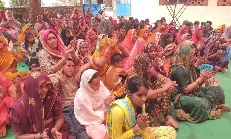 फोटो संख्या:-51 गांव धनौंदा में कथा का रसपान करवाते हुए कथा वाचक आचार्य पूर्ण देव महाराज---संवा फोटो संख्या:-51 गांव धनौंदा में कथा का रसपान करवाते हुए कथा वाचक आचार्य पूर्ण देव महाराज---संवा
