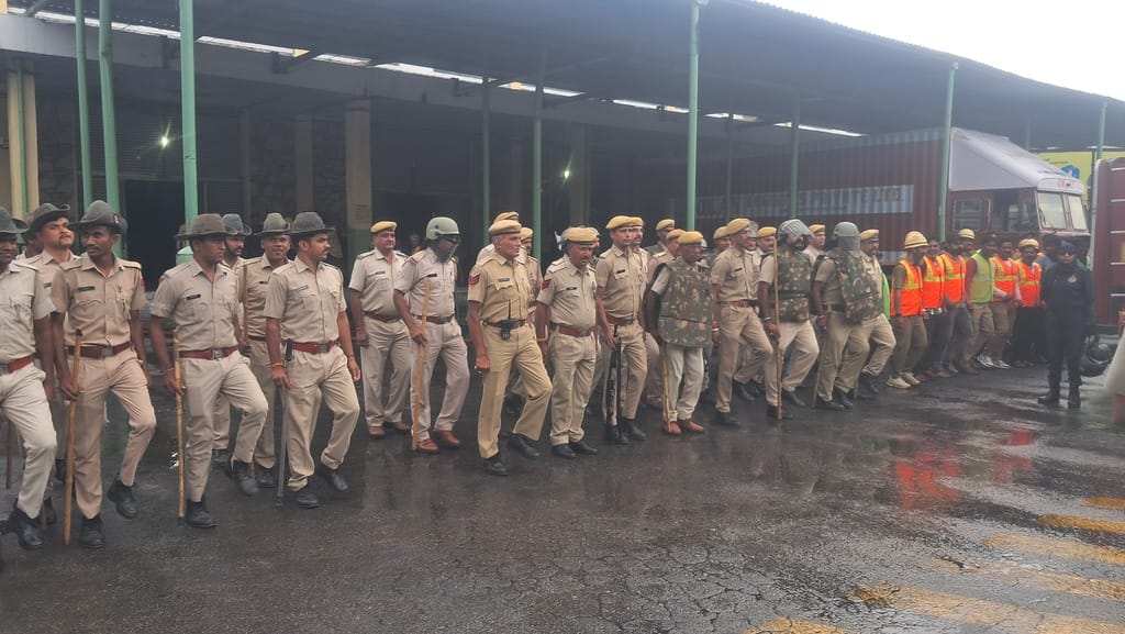 मोक ड्रिल के तहत जे के टायर फेक्ट्री में हादसे की सूचना पर प्रशासन ने परखी तैयारियां