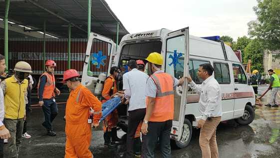 मोक ड्रिल के तहत जे के टायर फेक्ट्री में हादसे की सूचना पर प्रशासन ने परखी तैयारियां
