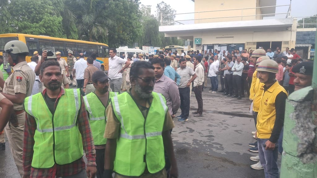 मोक ड्रिल के तहत जे के टायर फेक्ट्री में हादसे की सूचना पर प्रशासन ने परखी तैयारियां