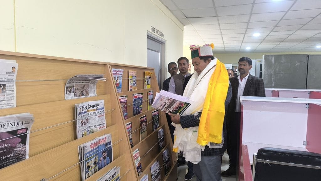 मंत्री जगत सिंह नेगी नवनिर्मित महाविद्यालय रिकांगपिओ का विज्ञान भवन का निरीक्षण करते हुए। स मंत्री जगत सिंह नेगी नवनिर्मित महाविद्यालय रिकांगपिओ का विज्ञान भवन का निरीक्षण करते हुए। स