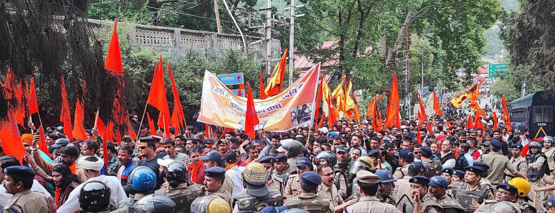 नैनीताल में मंगलवार को विश्व हिंदू परिषद के आह्वान पर नकाले गए जूलूस में शामिल लोग। संवाद