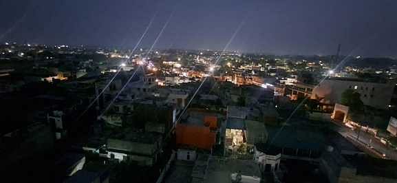 नरौरा में ब्लॉक आउट का सायरन बजते ही छाया अंधेरा। संवाद