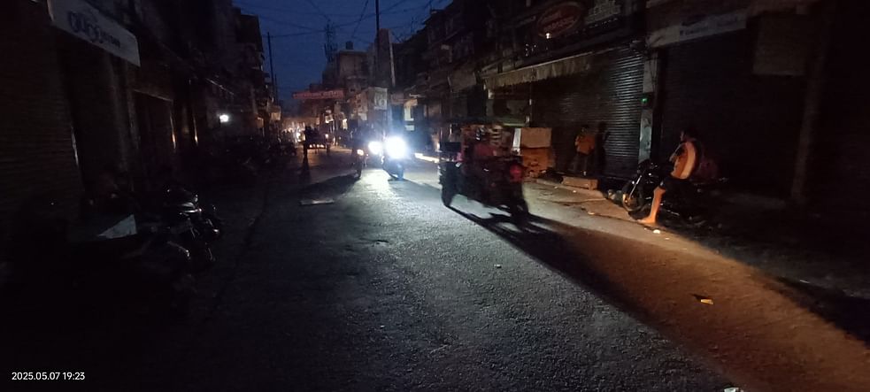 नरौरा में ब्लॉक आउट का सायरन बजते ही छाया अंधेरा। संवाद