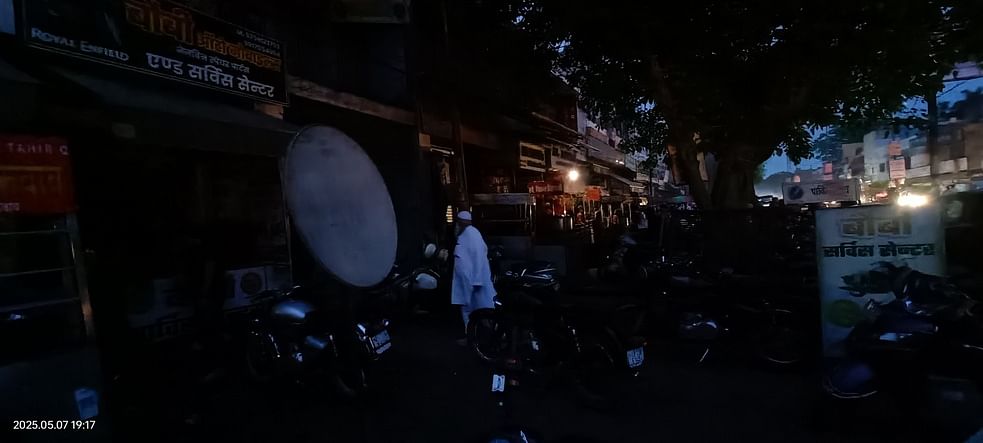 नरौरा में ब्लॉक आउट का सायरन बजते ही छाया अंधेरा। संवाद