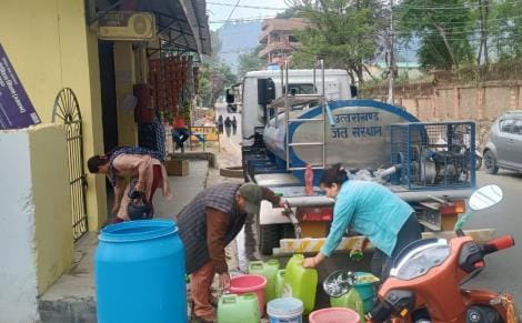 पिथौरागढ़ नगर में जलापूर्ति सुचारू करने की मांग पर एडीएम योगेंद्र सिंह को ज्ञापन देते डॉ. नीरज पिथौरागढ़ नगर में जलापूर्ति सुचारू करने की मांग पर एडीएम योगेंद्र सिंह को ज्ञापन देते डॉ. नीरज
