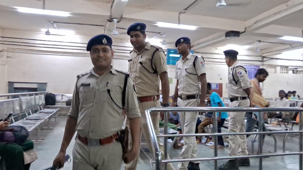 रेल पुलिस अलर्ट रेल पुलिस अलर्ट