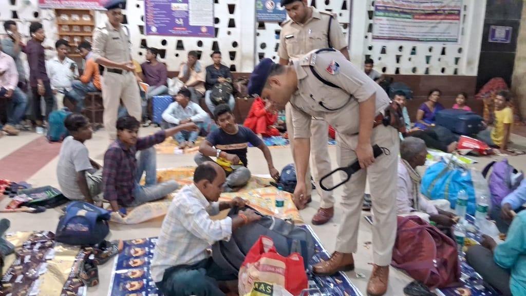 रेल पुलिस अलर्ट रेल पुलिस अलर्ट