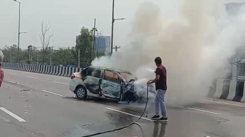 सोनीपत में नेशनल हाईवे-44 पर गांव राई के पास कार में आग लगने के बाद हाईवे से वाहनों को निकालते सोनीपत में नेशनल हाईवे-44 पर गांव राई के पास कार में आग लगने के बाद हाईवे से वाहनों को निकालते