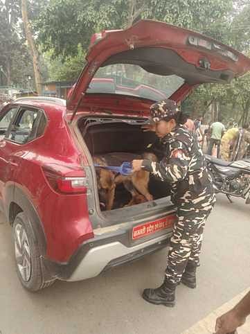 संपूर्णानगर में नेपाल बाॅर्डर पर संयुक्त गश्त करते एसएसबी व पुलिस के जवान। संवाद