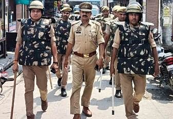 संपूर्णानगर में नेपाल बाॅर्डर पर संयुक्त गश्त करते एसएसबी व पुलिस के जवान। संवाद