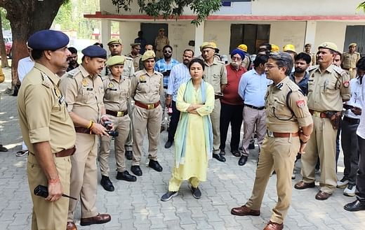 संपूर्णानगर में नेपाल बाॅर्डर पर संयुक्त गश्त करते एसएसबी व पुलिस के जवान। संवाद