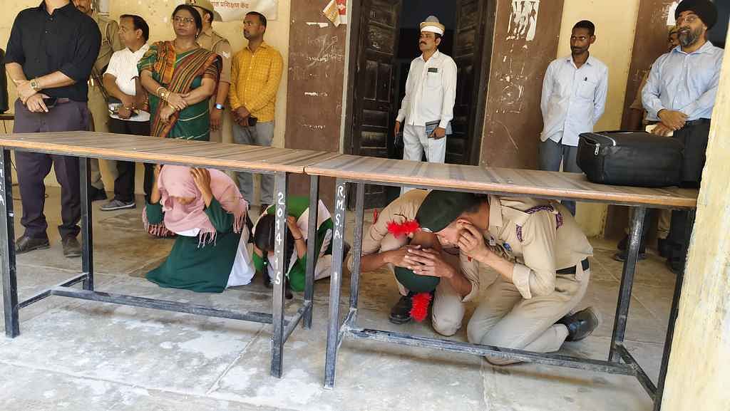 संपूर्णानगर में नेपाल बाॅर्डर पर संयुक्त गश्त करते एसएसबी व पुलिस के जवान। संवाद