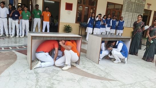संपूर्णानगर में नेपाल बाॅर्डर पर संयुक्त गश्त करते एसएसबी व पुलिस के जवान। संवाद