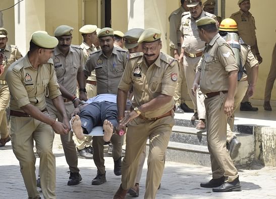 संपूर्णानगर में नेपाल बाॅर्डर पर संयुक्त गश्त करते एसएसबी व पुलिस के जवान। संवाद