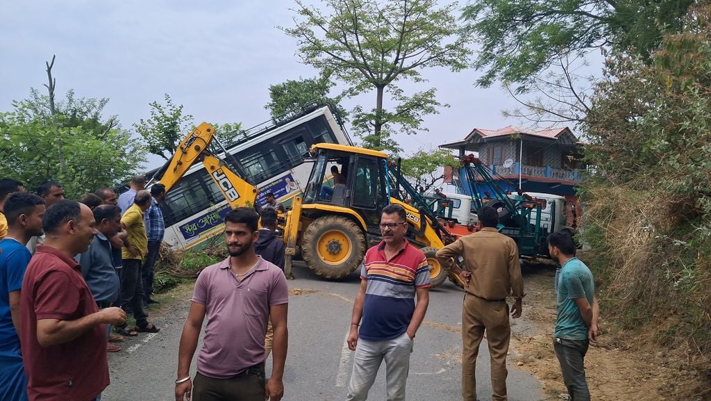 दुर्घटनाग्रस्त बस से सीढ़ी लगाकर सामान उतारता परिचालक। -स्रोत : जागरूक पाठक दुर्घटनाग्रस्त बस से सीढ़ी लगाकर सामान उतारता परिचालक। -स्रोत : जागरूक पाठक