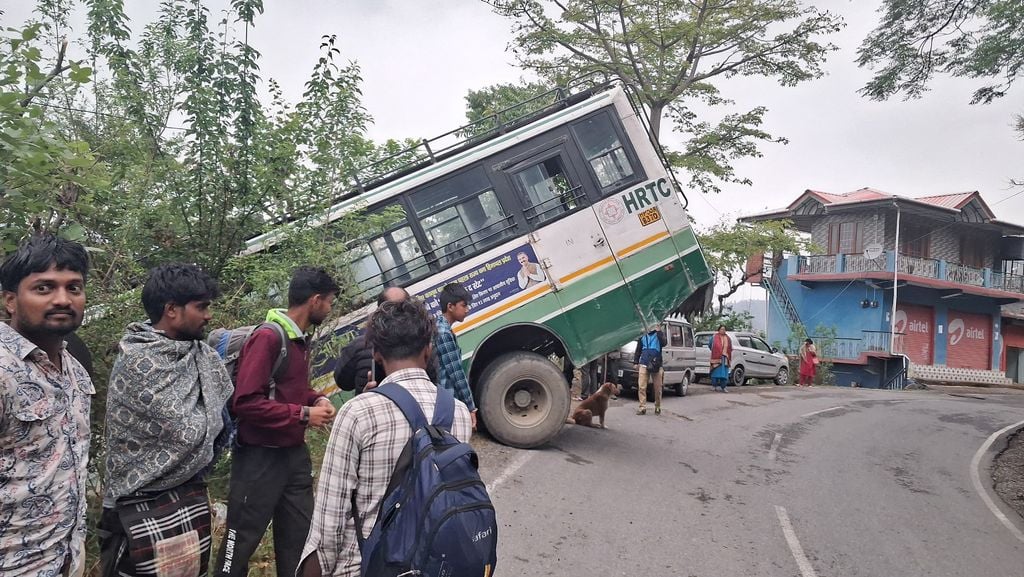 दुर्घटनाग्रस्त बस से सीढ़ी लगाकर सामान उतारता परिचालक। -स्रोत : जागरूक पाठक दुर्घटनाग्रस्त बस से सीढ़ी लगाकर सामान उतारता परिचालक। -स्रोत : जागरूक पाठक