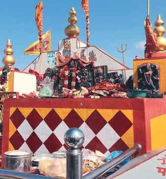 देव कमरूनाग की पवित्र झील। संवाद