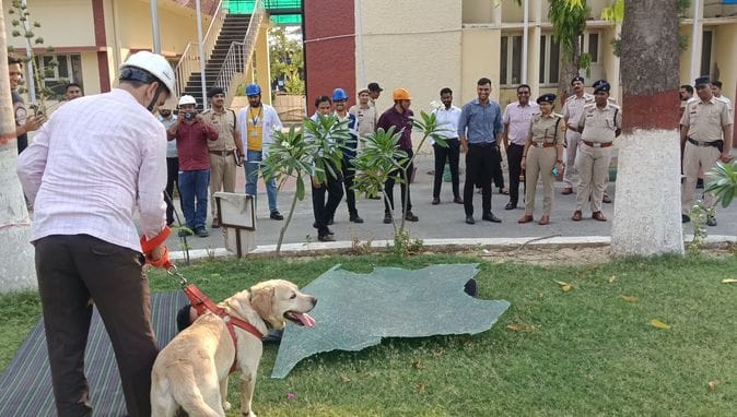 07जेएनडी21-हमले में आगजनी पर काबू पाते दमकल कर्मी। संवाद