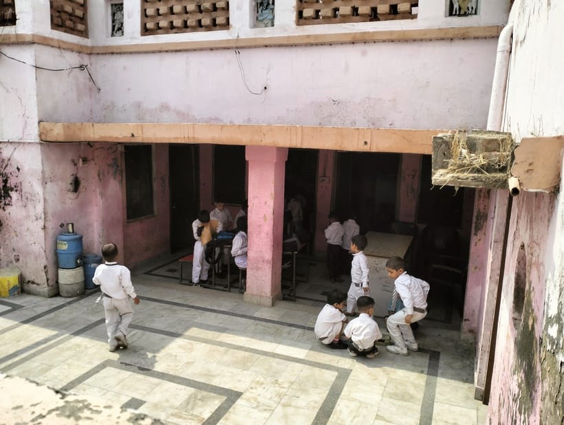 07कलानौर01...गोल्डन प्राइमरी स्कूल काहनौर का खुला पड़ा गेट व अंदर बच्चों के साथ स्टाफ। संवाद 07कलानौर01...गोल्डन प्राइमरी स्कूल काहनौर का खुला पड़ा गेट व अंदर बच्चों के साथ स्टाफ। संवाद