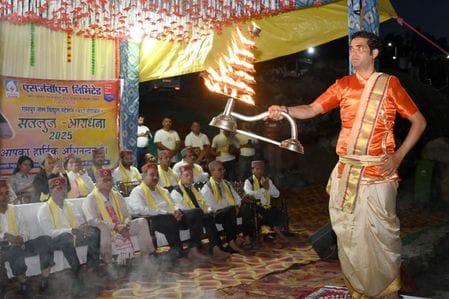 412 मेगावाट रामपुर परियोजना की ओर से बुधवार शाम को सतलुज आराधना करते परियोजना अधिकारी और पंडित 412 मेगावाट रामपुर परियोजना की ओर से बुधवार शाम को सतलुज आराधना करते परियोजना अधिकारी और पंडित