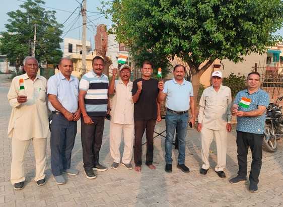 अंबाला छावनी की डिफेंस कॉलोनी में आप्रेशन सिंदूर की कामयाबी पर मुंह मीठा करते पूर्व सैनिक। संवा