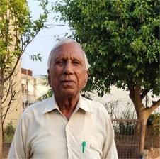 अंबाला छावनी की डिफेंस कॉलोनी में आप्रेशन सिंदूर की कामयाबी पर मुंह मीठा करते पूर्व सैनिक। संवा