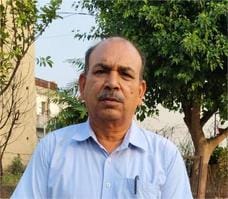 अंबाला छावनी की डिफेंस कॉलोनी में आप्रेशन सिंदूर की कामयाबी पर मुंह मीठा करते पूर्व सैनिक। संवा
