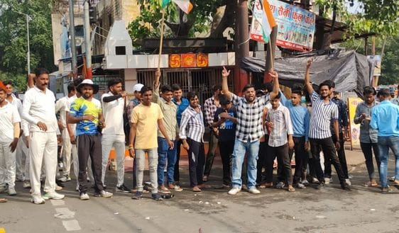 भामाशाह चौक पर खुशी का इजहार करते व्यापार मंडल के लोग। संवाद भामाशाह चौक पर खुशी का इजहार करते व्यापार मंडल के लोग। संवाद