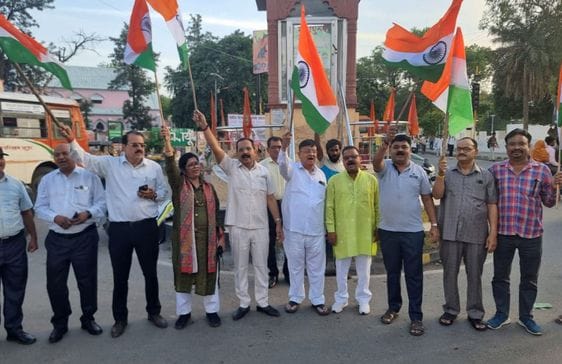भामाशाह चौक पर खुशी का इजहार करते व्यापार मंडल के लोग। संवाद भामाशाह चौक पर खुशी का इजहार करते व्यापार मंडल के लोग। संवाद