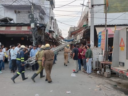फोटो 33- सोनीपत के लघु सचिवालय में मॉक ड्रिल के दौरान घायल को उपचार के लिए ले जाते पुलिस कर्मी। फोटो 33- सोनीपत के लघु सचिवालय में मॉक ड्रिल के दौरान घायल को उपचार के लिए ले जाते पुलिस कर्मी।